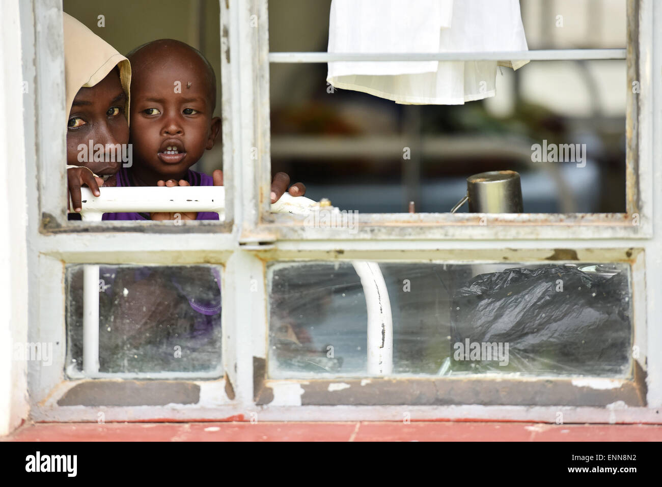 (150508) --DADAAB, May 8, 2015 (Xinhua) -- A refugee mother and her child look outside of a window at a hospital in Dadaab refugee camp, Kenya, May 8, 2015. Dadaab, the world's largest refugee camp in northeastern Kenya, currently houses some 350,000 people. For more than 20 years, it has been home to generations of Somalis who have fled their homeland wracked by conflicts. (Xinhua/Sun Ruibo) Stock Photo