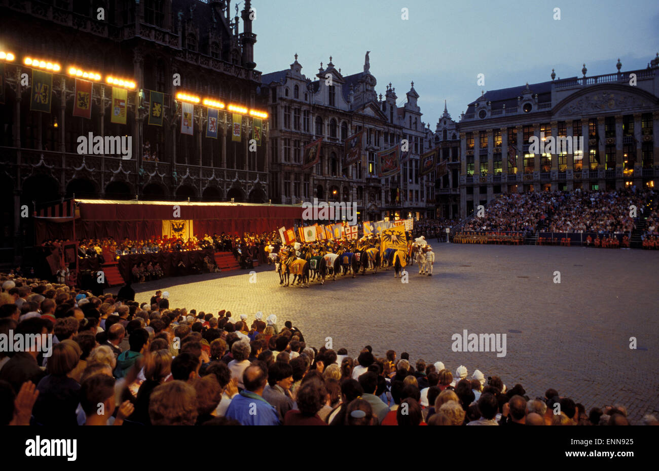 Europe, Belgium, Brussels, viewers at the Ommegang festival at the Grand Place, Maison du Roi [The Ommegang was originally estab Stock Photo