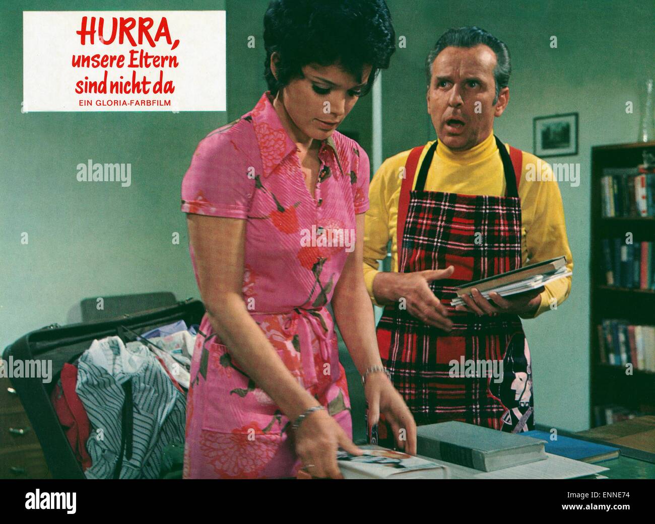 Hurra, unsere Eltern sind nicht da, Deutschland 1970, Regie: Wolfgang Schleif, Darsteller: Uschi Glas, Georg Thomalla Stock Photo