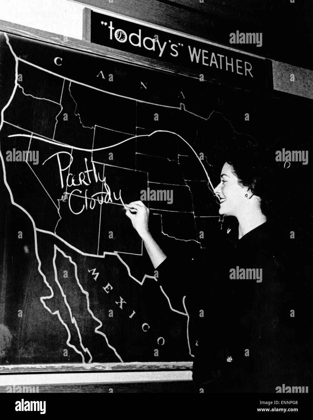 Eine Meteorologin des amerikanischen Fernsehens bei der Wettervorhersage in der Sendung 'Today's Weather', USA 1960er Jahre. A m Stock Photo