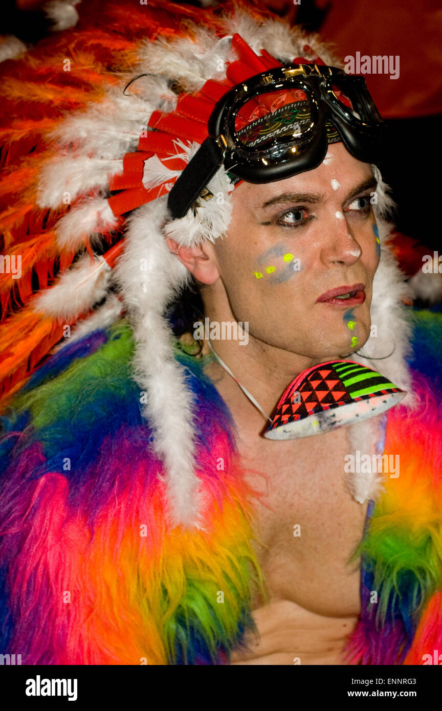 Red indian head dress hi res stock photography and images Alamy