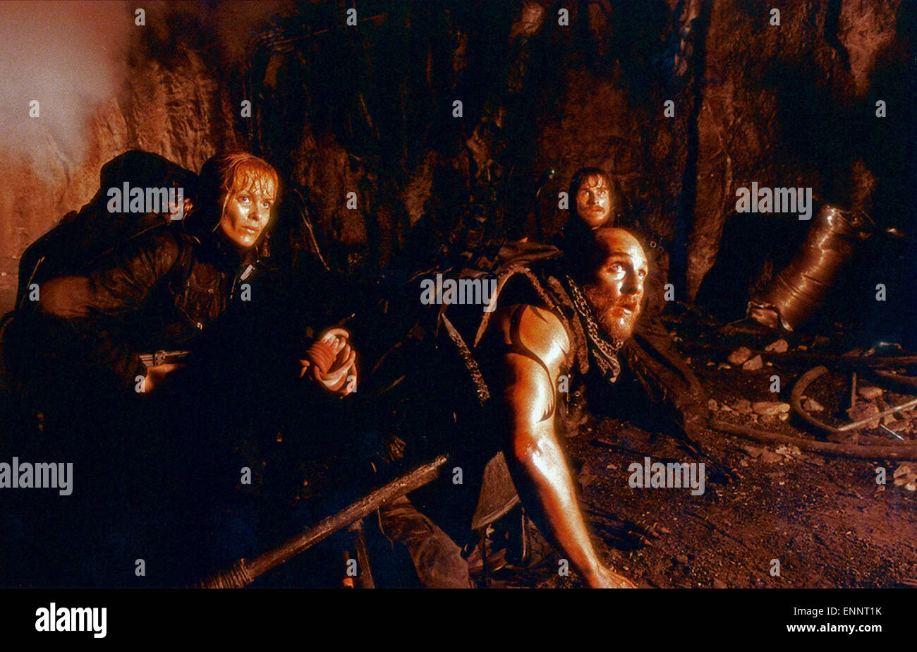 Reign of Fire, aka: Die Herrschaft des Feuers, USA 2002, Regie: Rob Bowman, Darsteller: Izabella Scorupco, Matthew McConaughey, Stock Photo