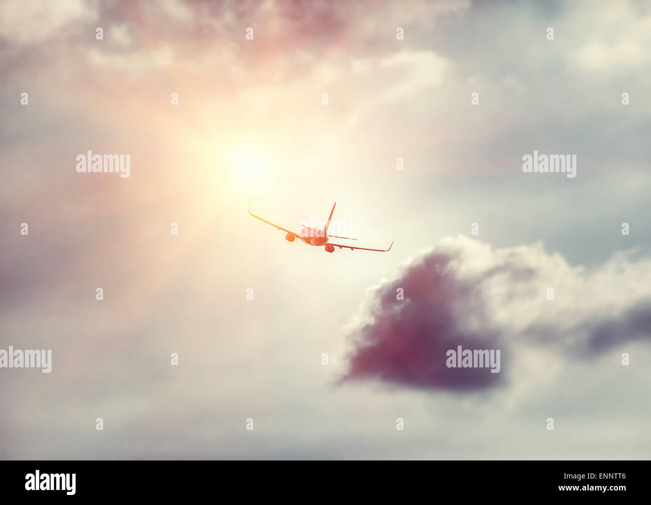 Airplane flying towards sun hi-res stock photography and images - Alamy