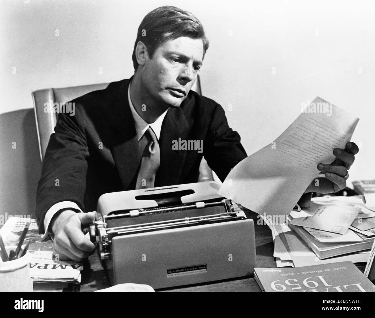 Der italienische Schauspieler Marcello Mastroianni am Schreibtisch im Jahr 1960. Stock Photo