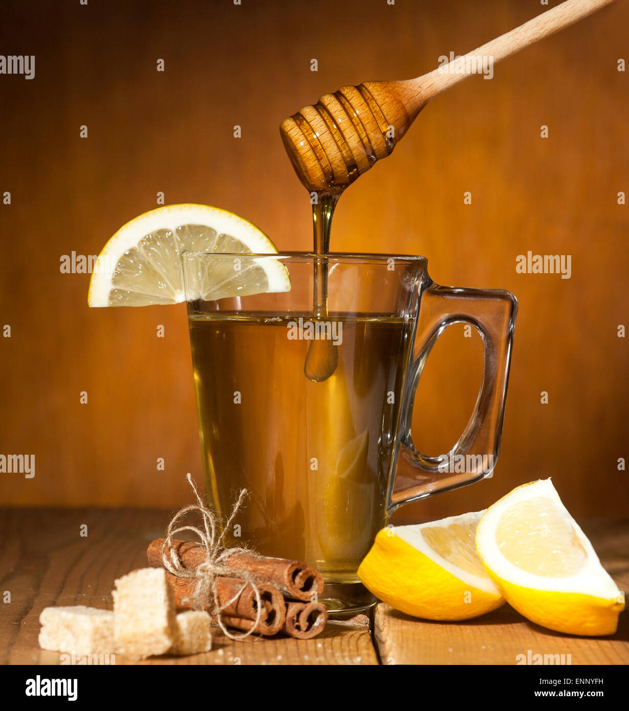 Вода с лимоном и корицей. Чай с медом. Полезные напитки с корицей. Корица и мёд напиток. Лимон корица.
