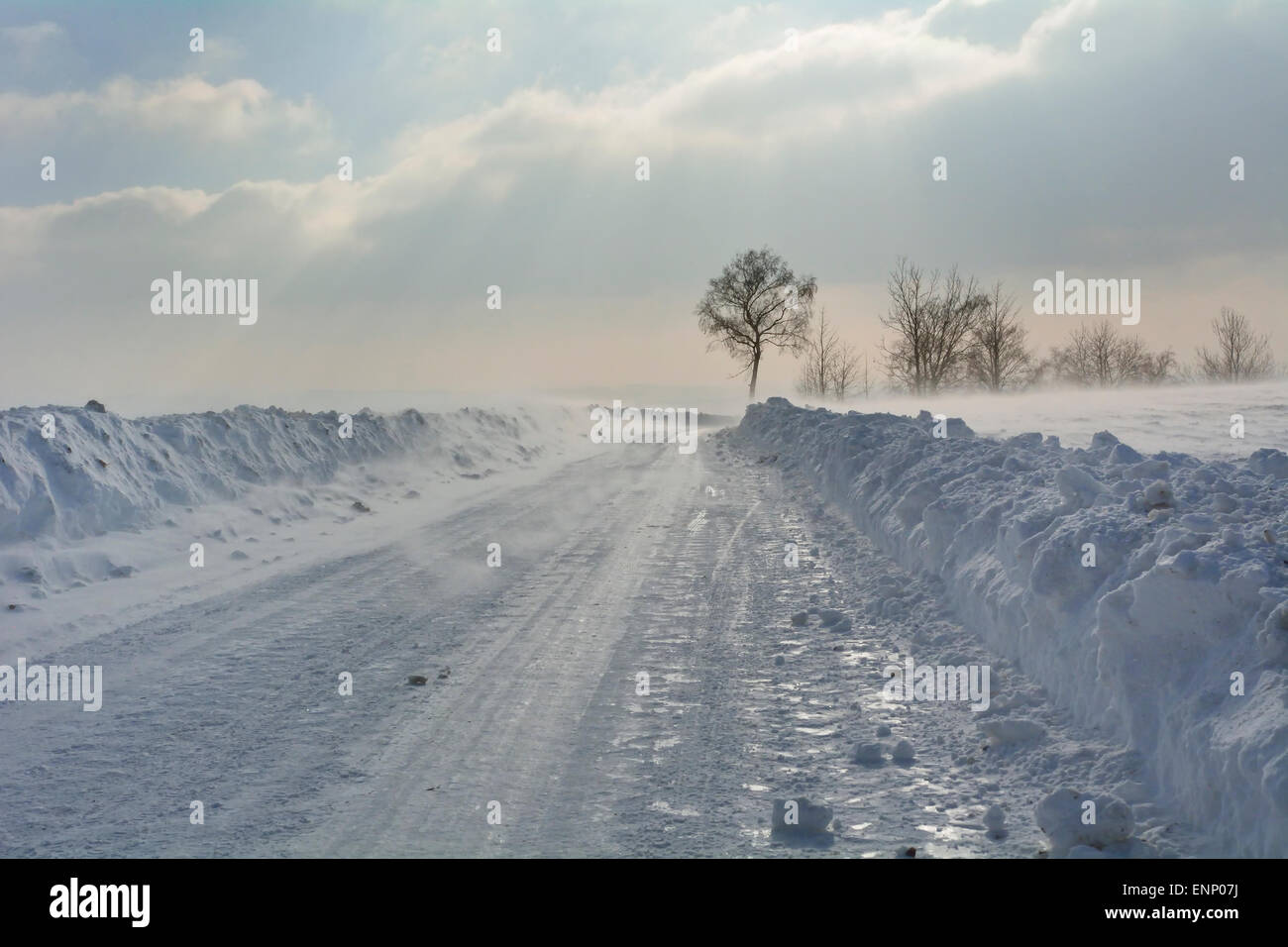 Walking into strong wind hi-res stock photography and images - Alamy