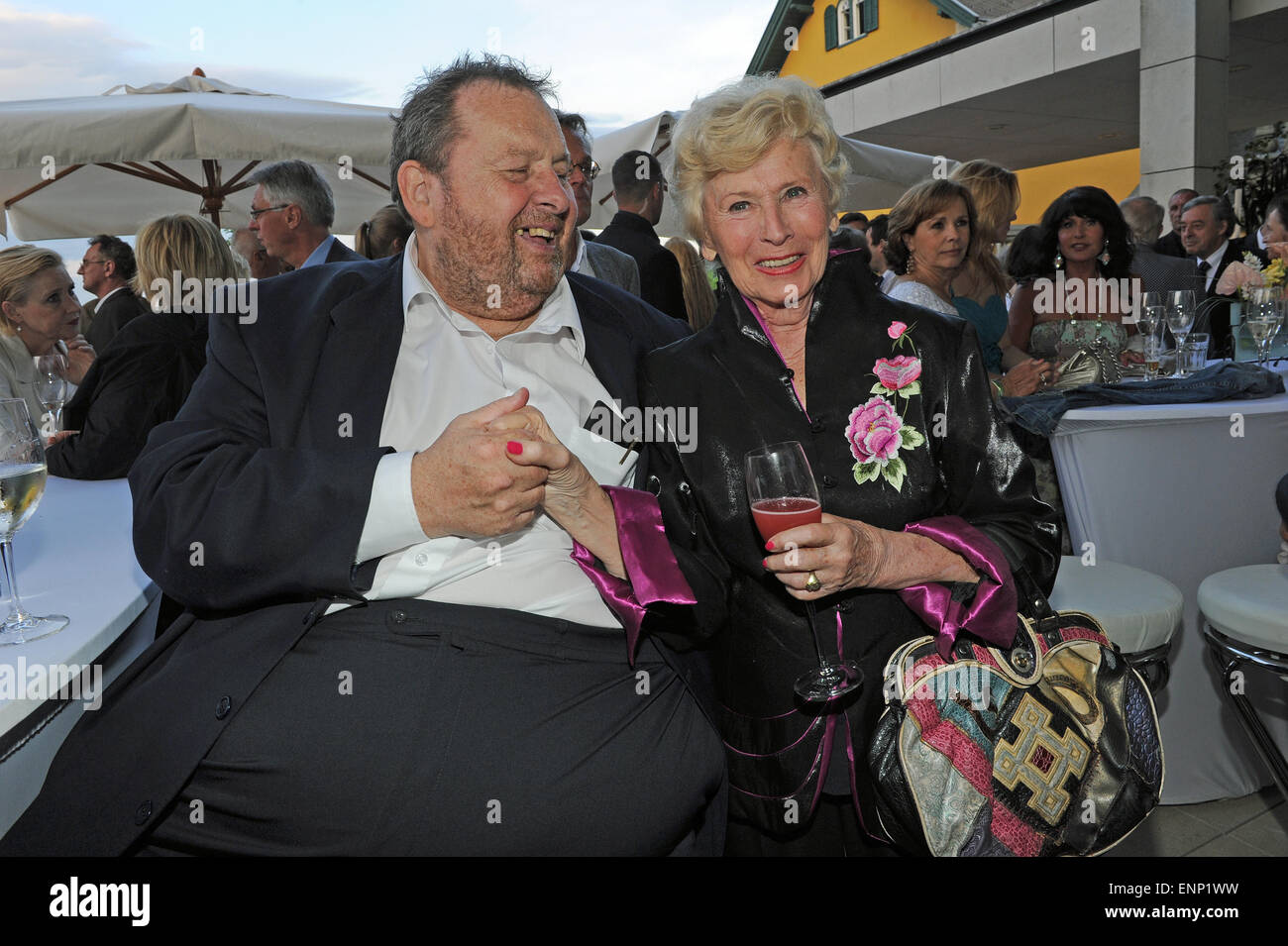 Kaernten, Austria. 08th May, 2015. Actors Ottfried Fischer and Waltraud Haas arrive at the Falkenstein Schlosshotel Velden in Kaernten, Austria, 8 May 2015. The film production association Lisa Film and the Falkenstein Schlosshotel invited celebrities from film, tv and economics for two days in celebration of 25 years of 'Ein Schloss am Wörthersee' . Photo: Ursula Dueren/dpa/Alamy Live News Credit:  dpa picture alliance/Alamy Live News Stock Photo