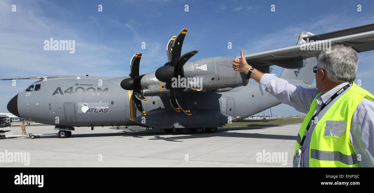 Selchow, Germany. 10th Sep, 2012. An employee of the ground personnel guides an Airbus A400M during the preparations for the International ILA Berlin Air Show at Schoenefeld Airport in Selchow, Germany, 10 September 2012. The Air Show at the airport south of Berlin will take place from 11 to 16 September 2012. Photo: Wolfgang Kumm/dpa/Alamy Live News Stock Photo