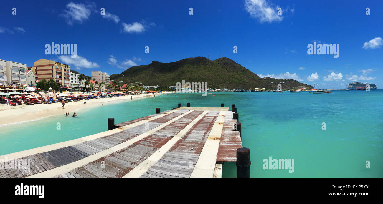 Sint Maarten, Netherlands Antilles: the crystal clear water of the Caribbean Sea with the dock, the harbour and the beach of Philipsburg Stock Photo