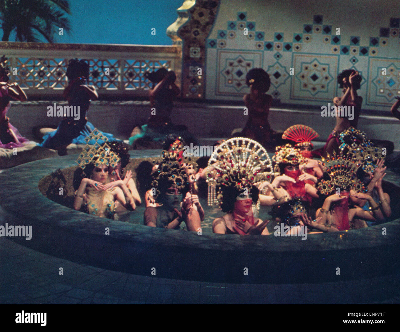 Amarcord, Italien/Frankreich 1973, Regie: Federico Fellini, Szenenfoto mit Mädchen im Pool Stock Photo