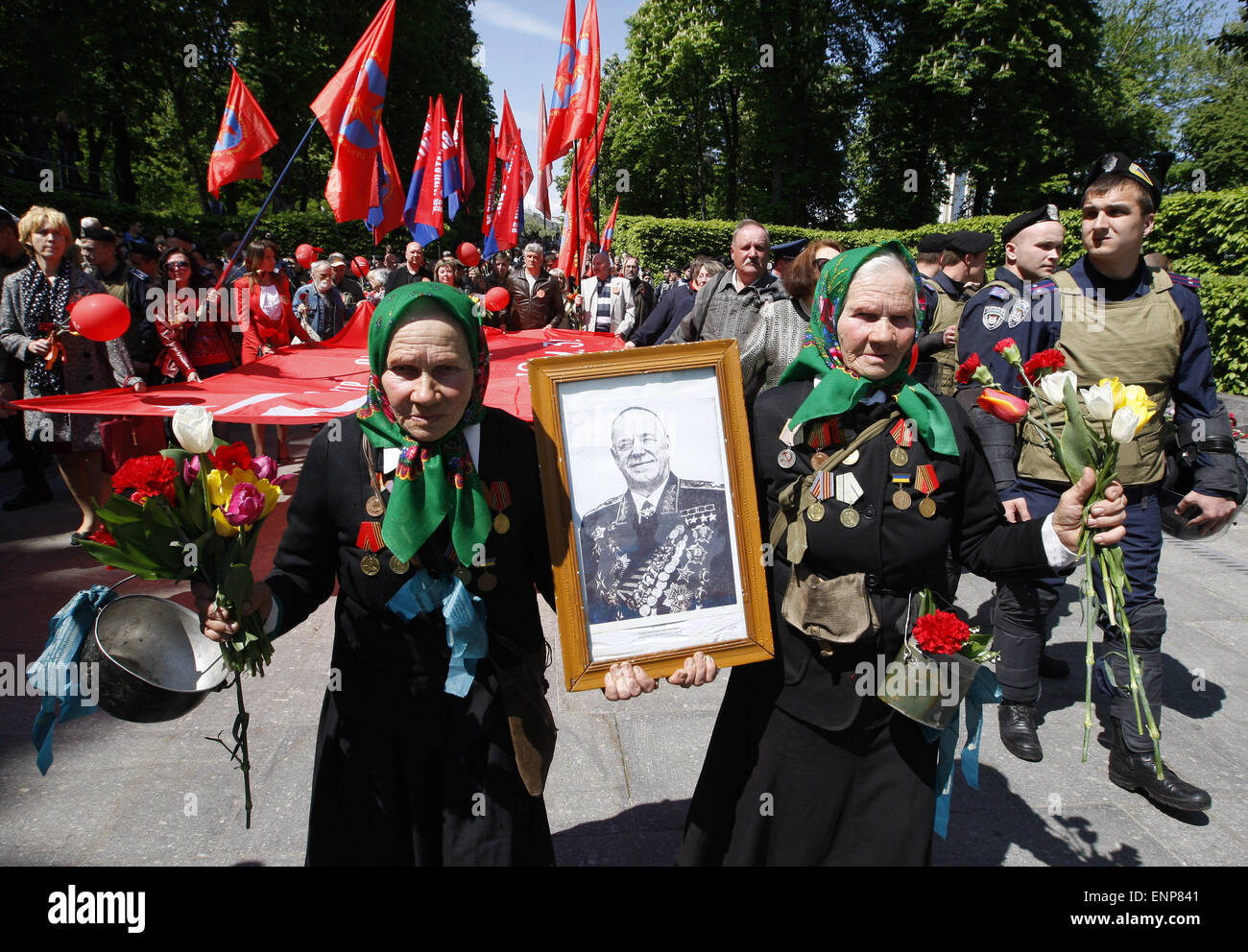 Kiev, Ukraine. 9th May, 2015. World War II veterans carry a portrait of ...