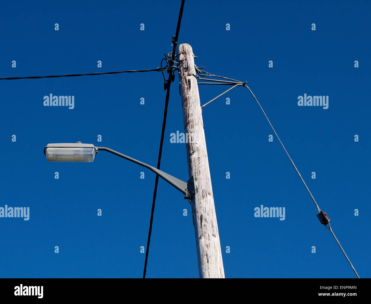 Overhead cables with street light UK Stock Photo Alamy