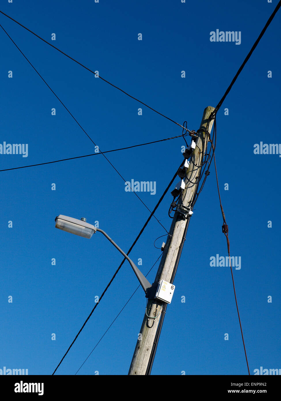 Overhead cables with street light UK Stock Photo