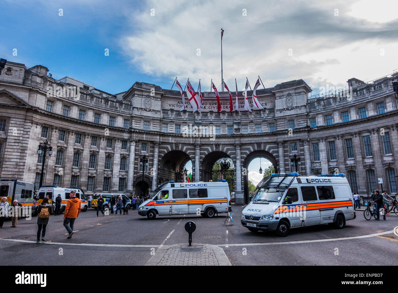 London, UK. 09th May, 2015. Police vans guard Admirallty arch in case a couple of protest marches spill over into the people arriving for the evening concert. VE Day 70 commemorations - Three days of events in London and across the UK marking historic anniversary of end of the Second World War in Europe. Credit:  Guy Bell/Alamy Live News Stock Photo