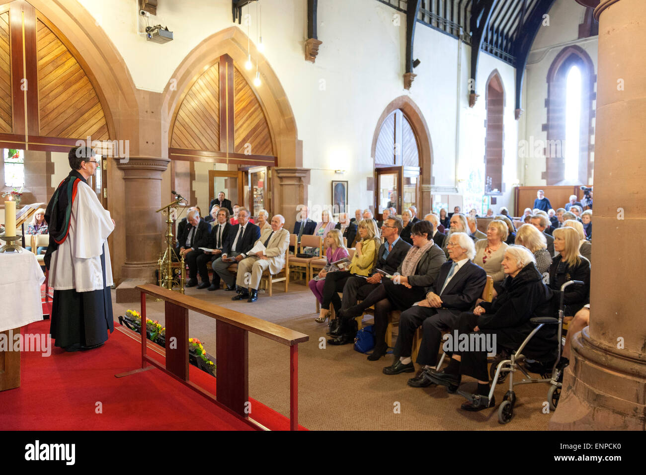 Holy Trinity Church, Chesterton, UK. 8 May 2015. The Reverend Simon Boxall addresses the congregation at the Memorial Service for the life of Singer/Songwriter Jackie Trent. Credit:  John Henshall / Alamy Live News PER0547 Stock Photo