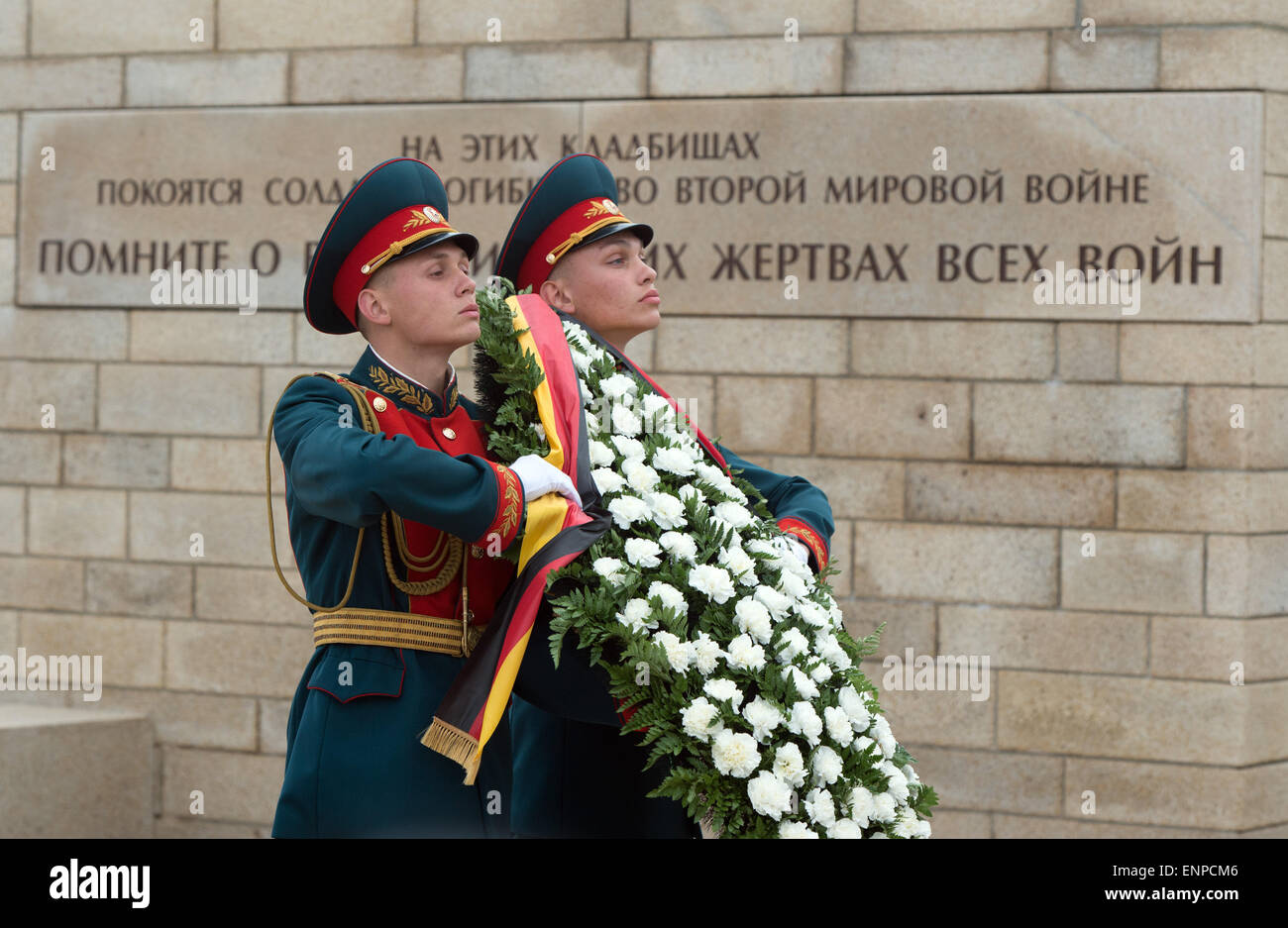 Volgograd, Russia. 7th May, 2015. Soldiers carry a wreath with a German ribbon at the Rossoschka military cemetary near Volgograd, Russia, 7 May 2015. Photo: Soeren Stache/dpa/Alamy Live News Stock Photo