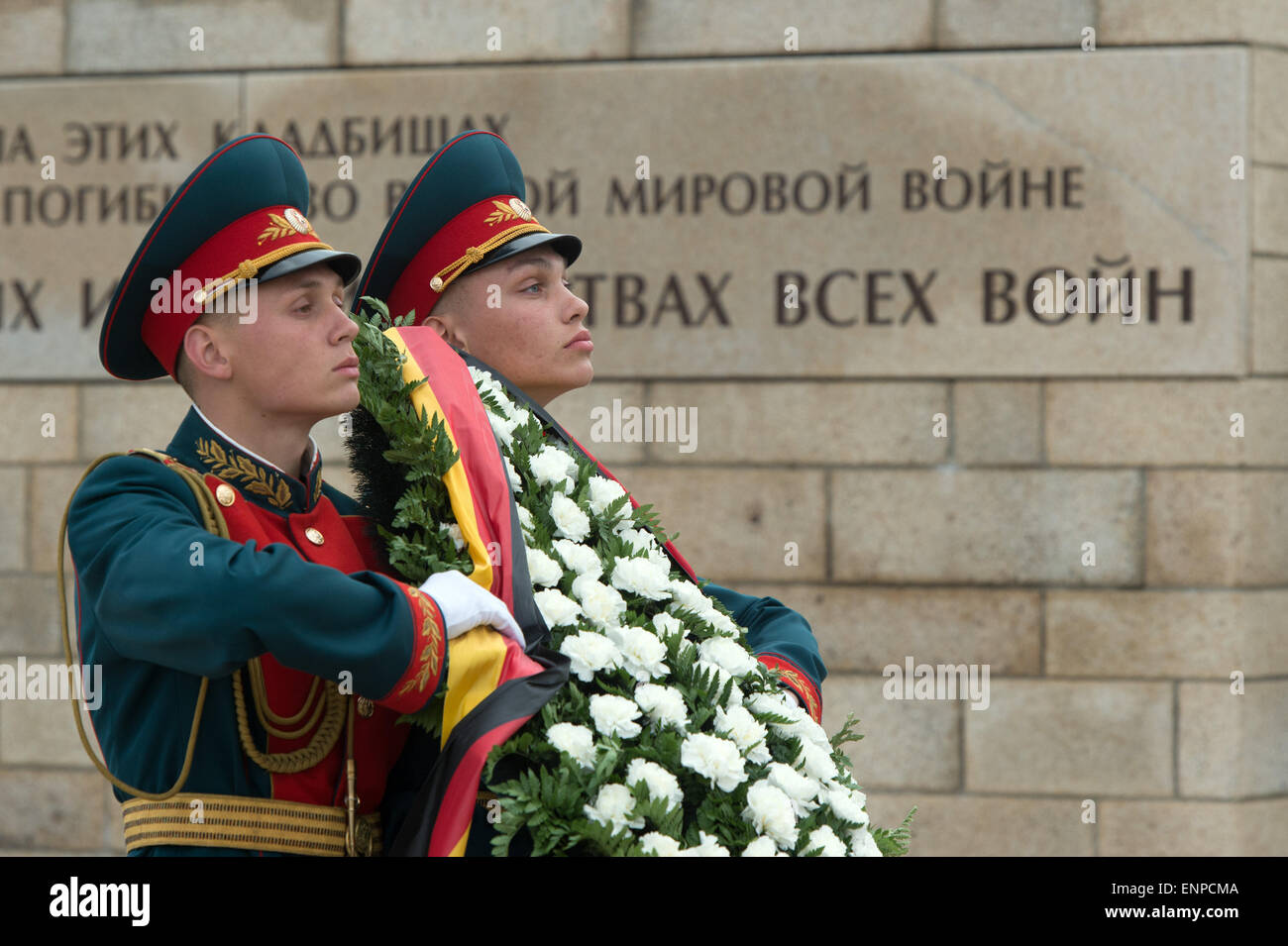 Volgograd, Russia. 7th May, 2015. Soldiers carry a wreath with a German ribbon at the Rossoschka military cemetary near Volgograd, Russia, 7 May 2015. Photo: Soeren Stache/dpa/Alamy Live News Stock Photo