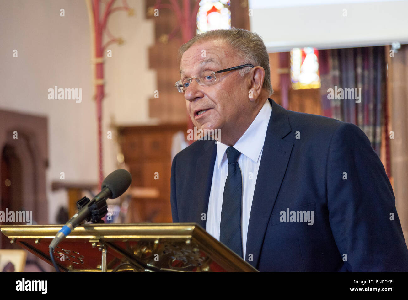 Holy Trinity Church, Chesterton, UK. 8 May 2015. Pete Conway, father of singer Robbie Williams, delivers eulogy at the Memorial Service for the life of Singer/Songwriter Jackie Trent. Credit:  John Henshall / Alamy Live News PER0556 Stock Photo