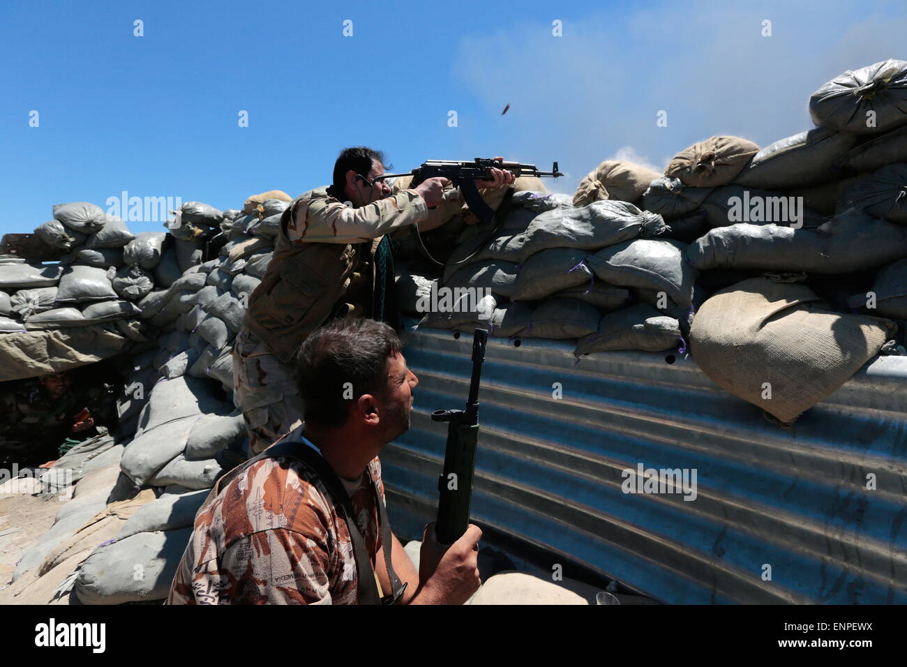 Shingal, Iraq. 7th May, 2015. Peshmerga riflemen responding to a heavy ...