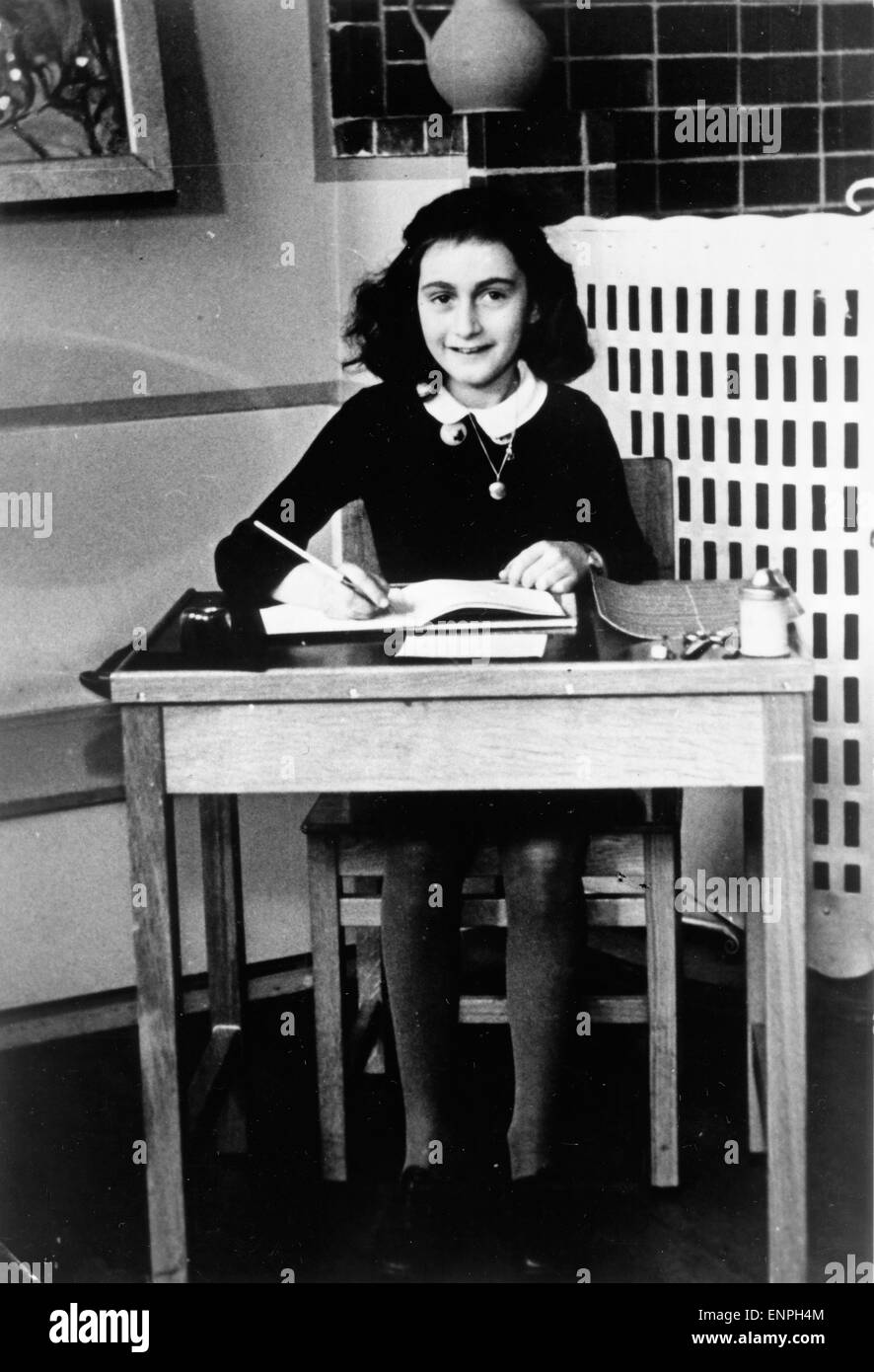 Anne Frank Remembered, Großbritannien/USA/Niederlande 1995, Regie: Jon Blair, Dokumentation: Anne Frank beim Schreiben. Stock Photo
