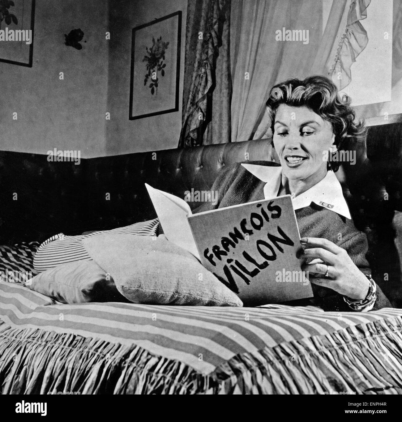 Die deutsche Sängerin Lale Andersen liest Francois Villon, Deutschland Ende 1950er Jahre. German singer Lale Andersen reading Fr Stock Photo
