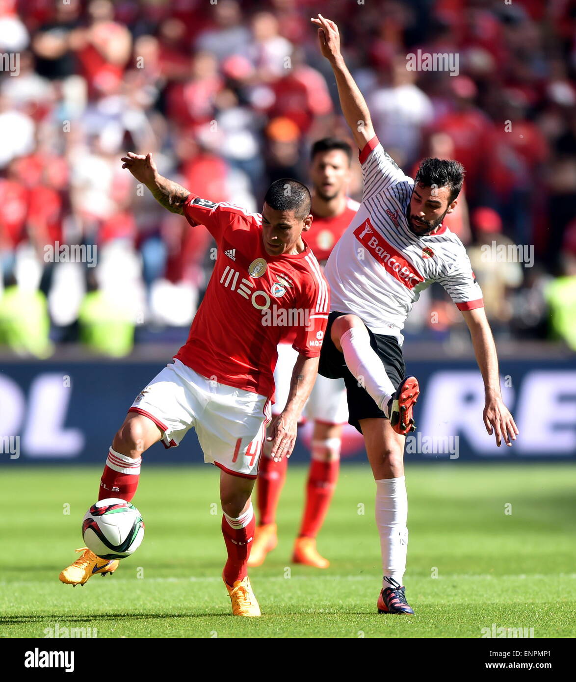 Lisbon, Portugal. 9th May, 2015. Maxi Pereira (L) of Benfica vies with Andres Fontes of Penafiel during a match at the 2014/15 season Portuguese league in Lisbon, Portugal, on May 9, 2015. Benfica won 4-0. Credit:  Zhang Liyun/Xinhua/Alamy Live News Stock Photo