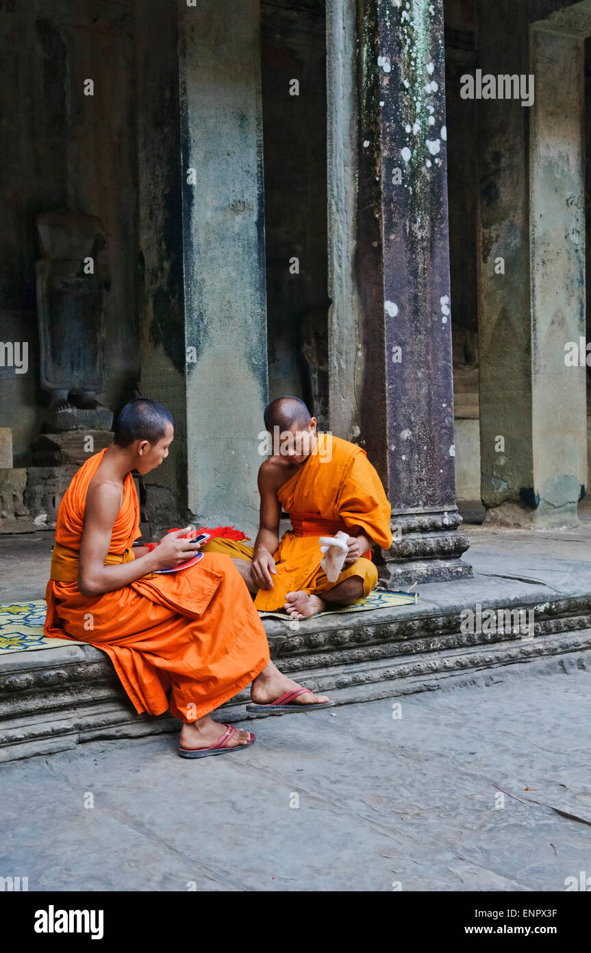 Monks at Angkor Wat in Siem Reap, Cambodia Stock Photo Alamy