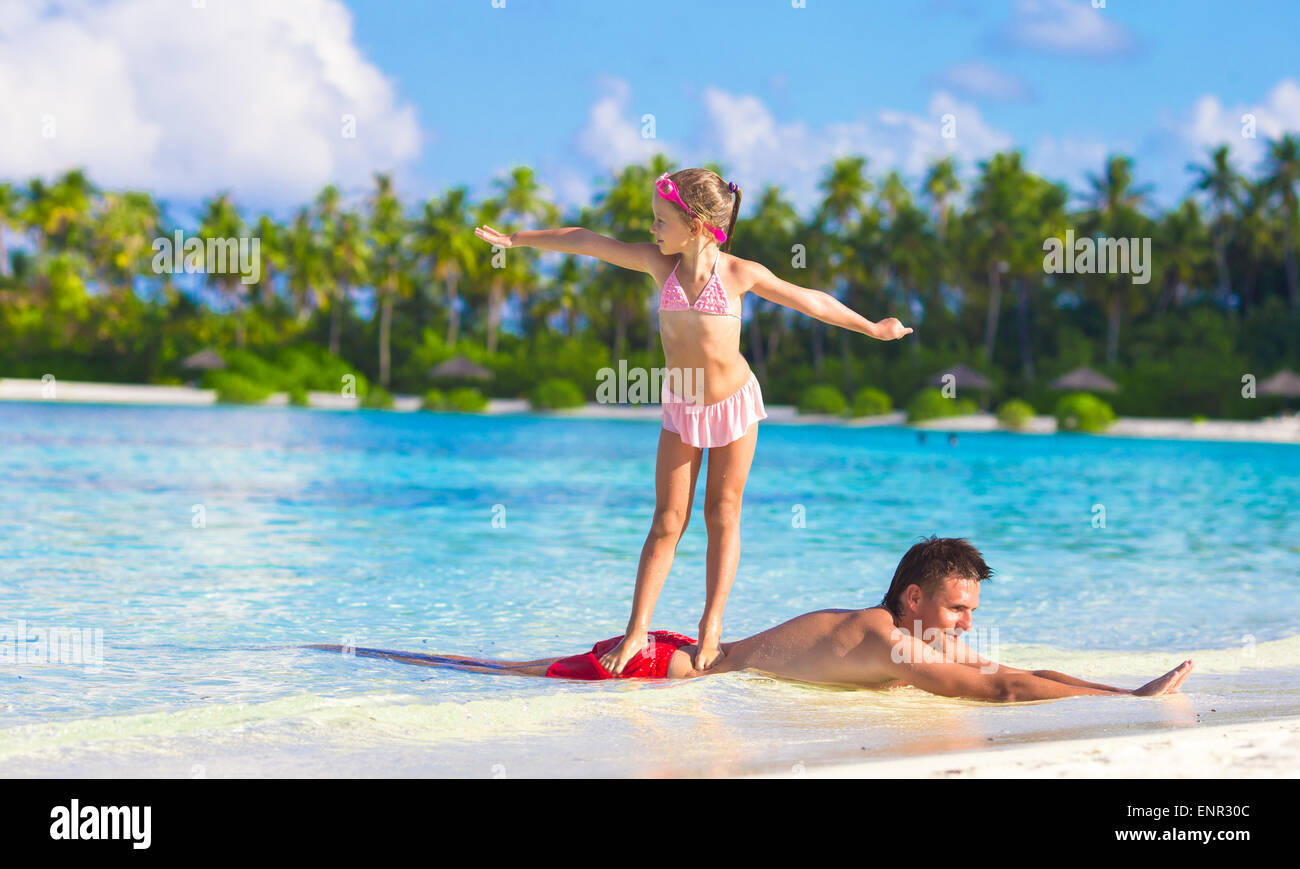 Дочка папа на пляже. Папа с маленькой девочкой на пляже. Пара с рдочкой на пляже. Девушка с отцом на пляже. Подросток и папа на пляже.