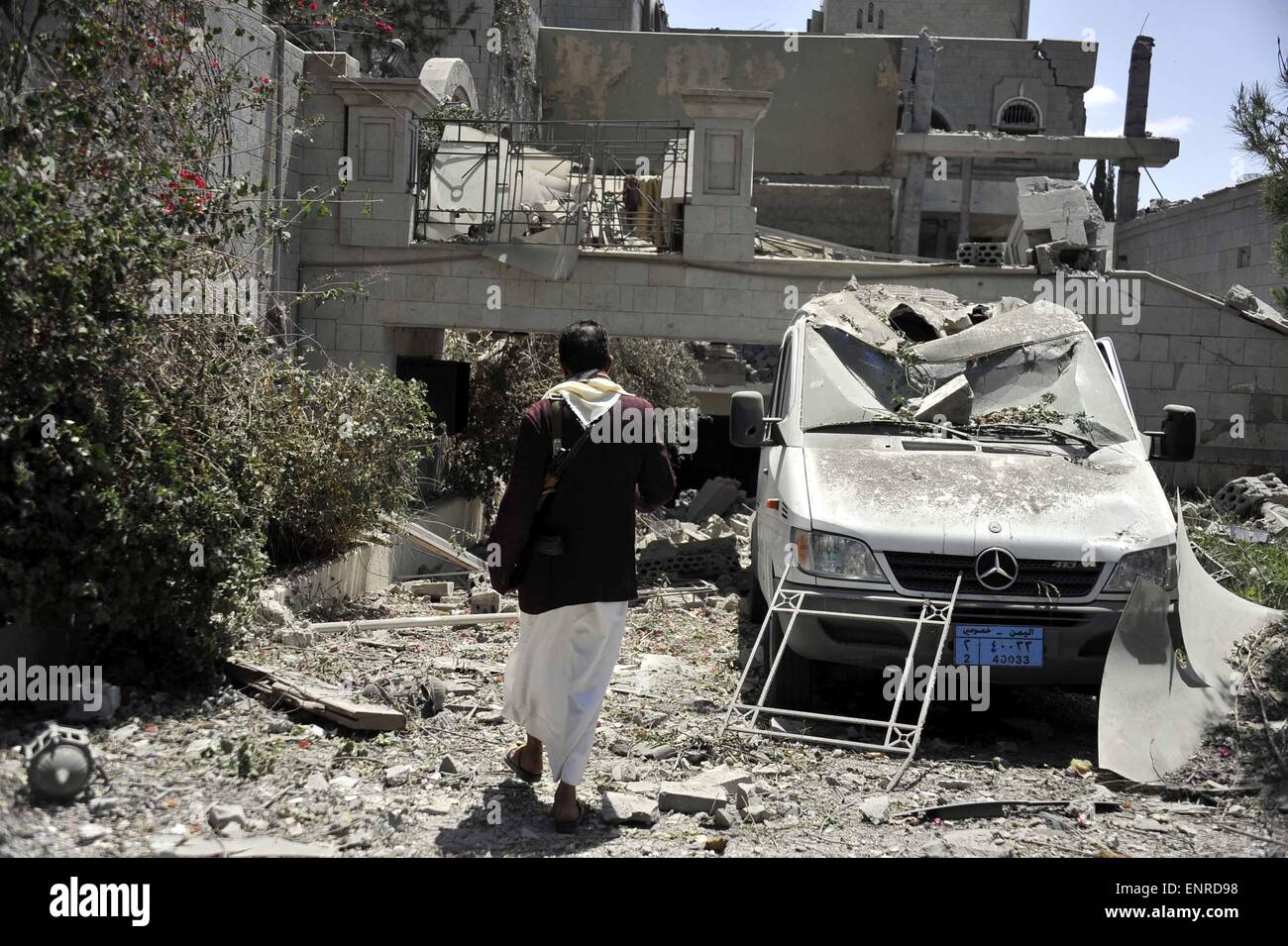 Sanaa, Yemen. 10th May, 2015. People gather at the house of former President Ali Abdullash Saleh that was bombed by warplanes of the Saudi-led coaltion in Sanaa, Yemen, on May 10, 2015. The Saudi-led coalition forces started air raids against the Shiite Houthi group and forces loyal to Saleh on March 26, which have left more than 1,200 people killed and 3,000 others wounded. Credit:  Hani Ali/Xinhua/Alamy Live News Stock Photo