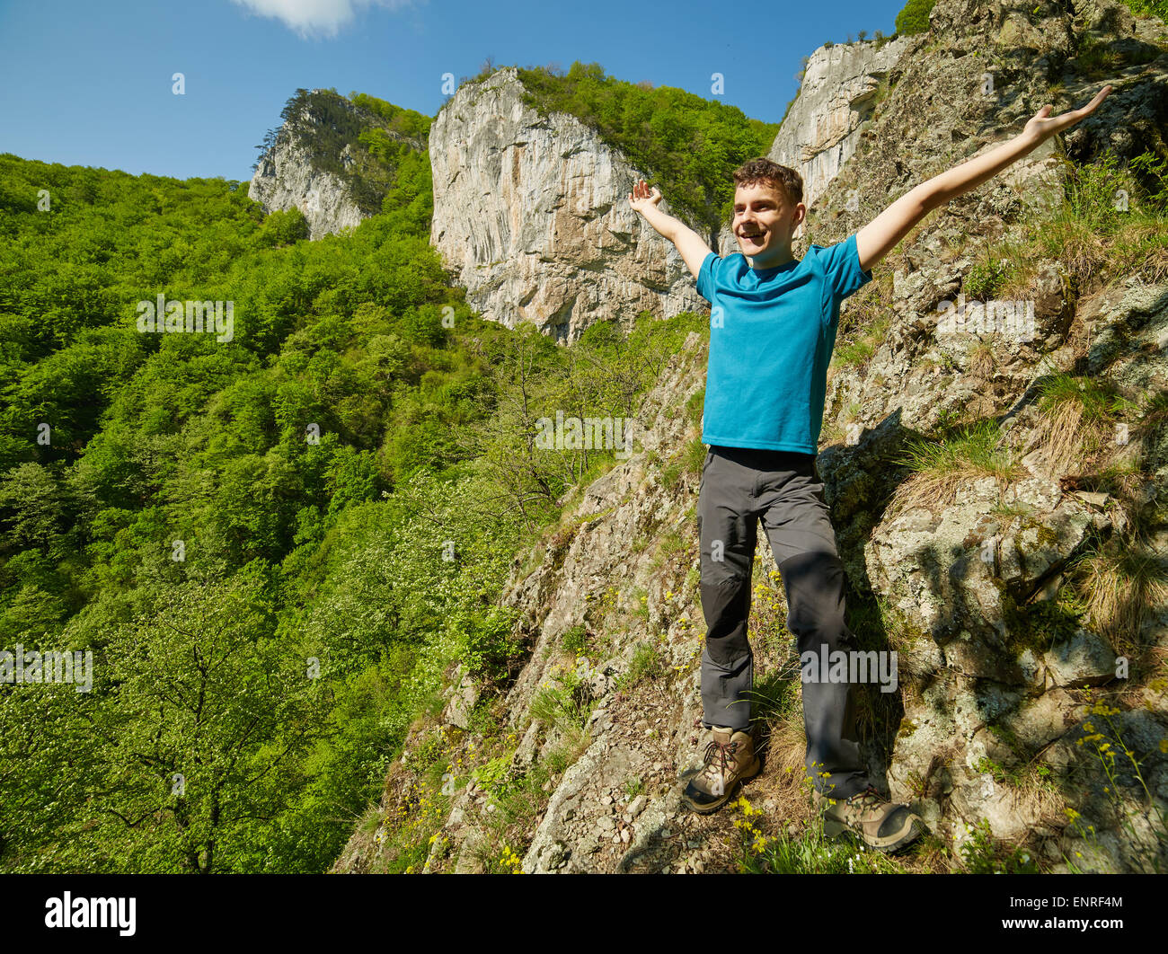 Galtee mountain boy. Горе подростка. Подростки в горах. Горный мальчик. Взрослый мальчик в горах.