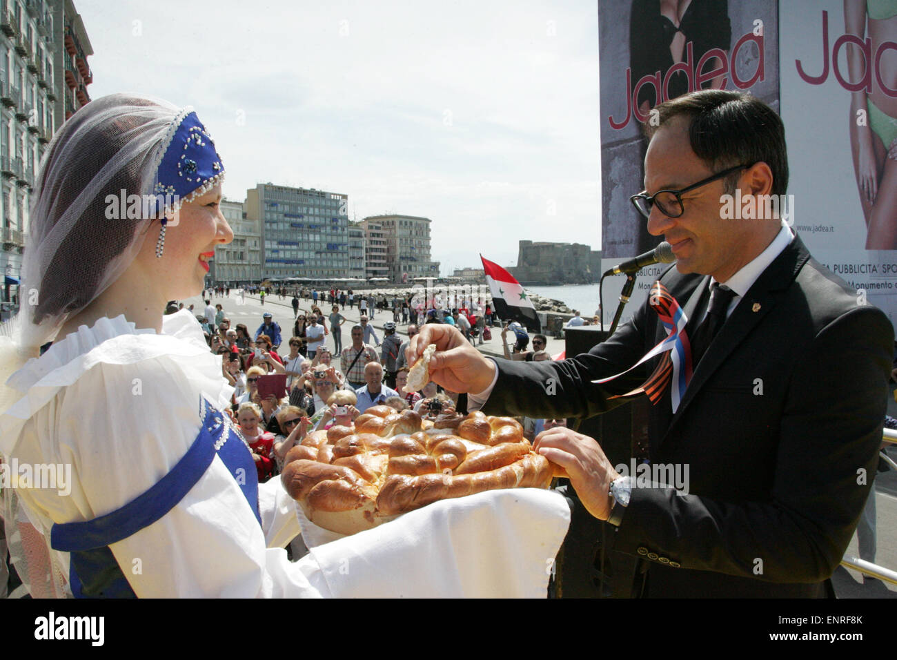 Napoli, Italy. 10th May, 2015. People join in the commemoration of the WWII 70th anniversary in Naples, where there are concert of songs for Soviet World War II and an exhibition of handicrafts in cooperation with the Honorary Consulate of the Russian Federation in Naples, the Association 'Aiuto agli ex-cittadini dell'Unione Sovietica in Italia'celebrates in Victory Square. Credit:  Salvatore Esposito/Pacific Press/Alamy Live News Stock Photo