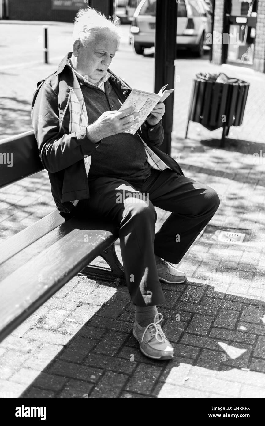 Reading on the bench Black and White Stock Photos & Images - Alamy