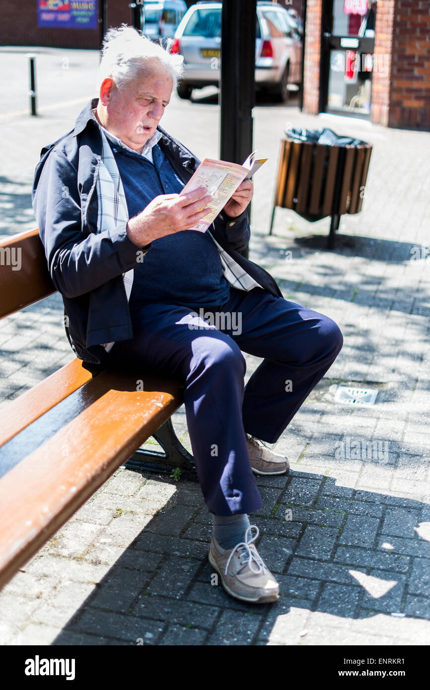 Bench in the town hi-res stock photography and images - Alamy
