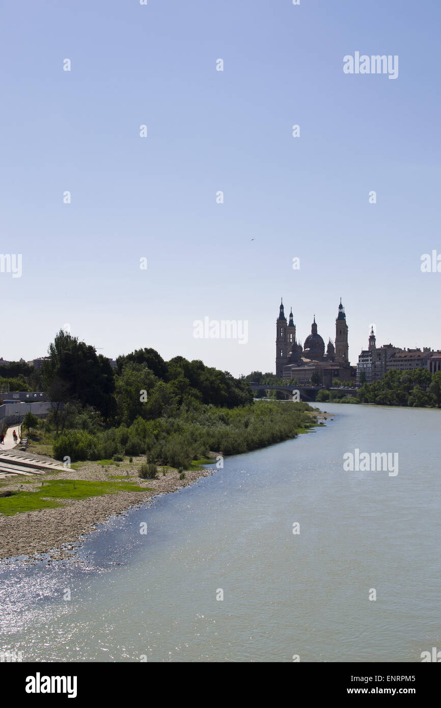 Vista del Río Ebro, al fondo Basílica de El Pilar Stock Photo