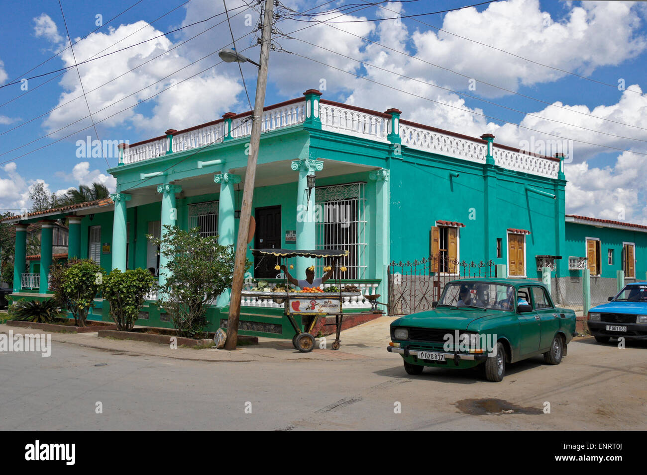 Colorful home and old Russian cars (Ladas), Viñales, Pinar del Rio province, Cuba Stock Photo