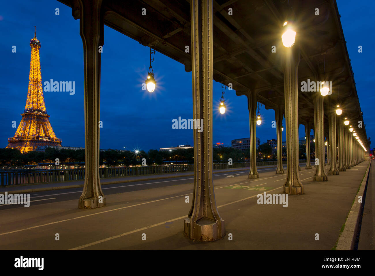 Bir Hakeim Bridge with Eiffel Tower beyond, Paris, France Stock Photo