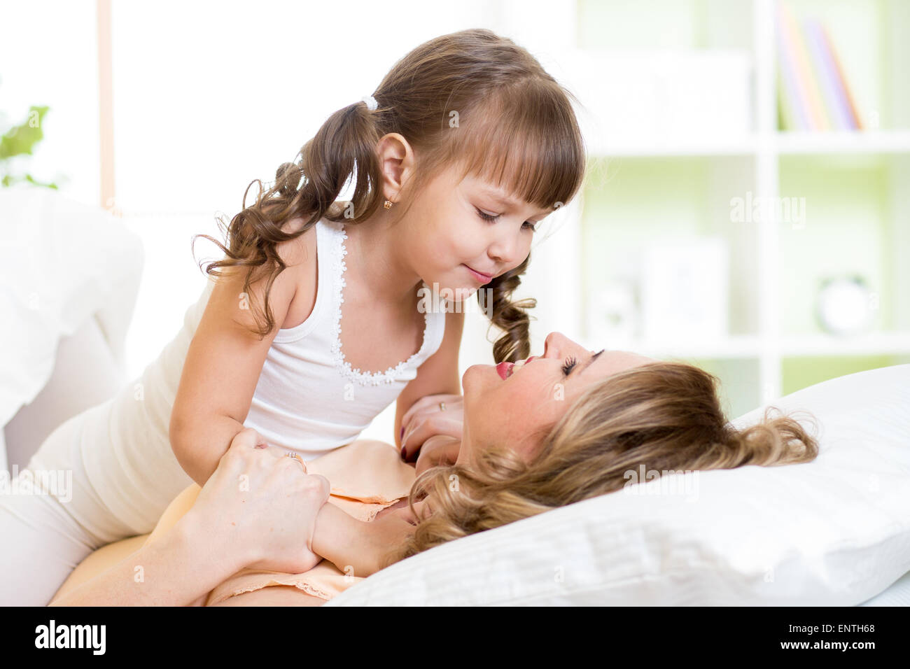 поласкал дочку. соблазнение дочки. мама приласкала доченьку. родитель утешает ребенка. мама ласкает дочь подростка.