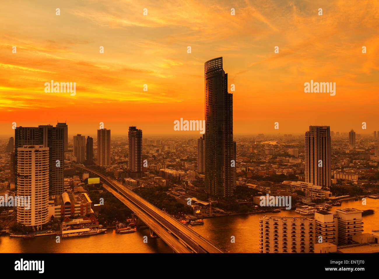 Evening bangkok center modern building hi-res stock photography and ...