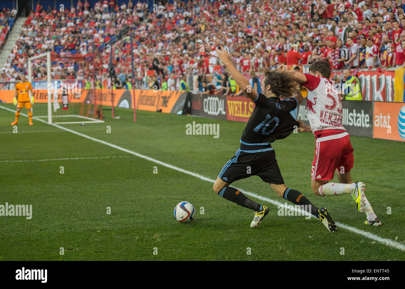 Harrison, New Jersey, USA. 10th May, 2015. NYCFC's MIX DISKERUD and and Red Bulls' DAMIEN PERRINELLE fight for the ball in the 1st half, New York Red Bulls vs. New York City FC, Red Bull Arena, Sunday May 10, 2015. This is the inaugural derby between clubs. © Bryan Smith/ZUMA Wire/Alamy Live News Stock Photo