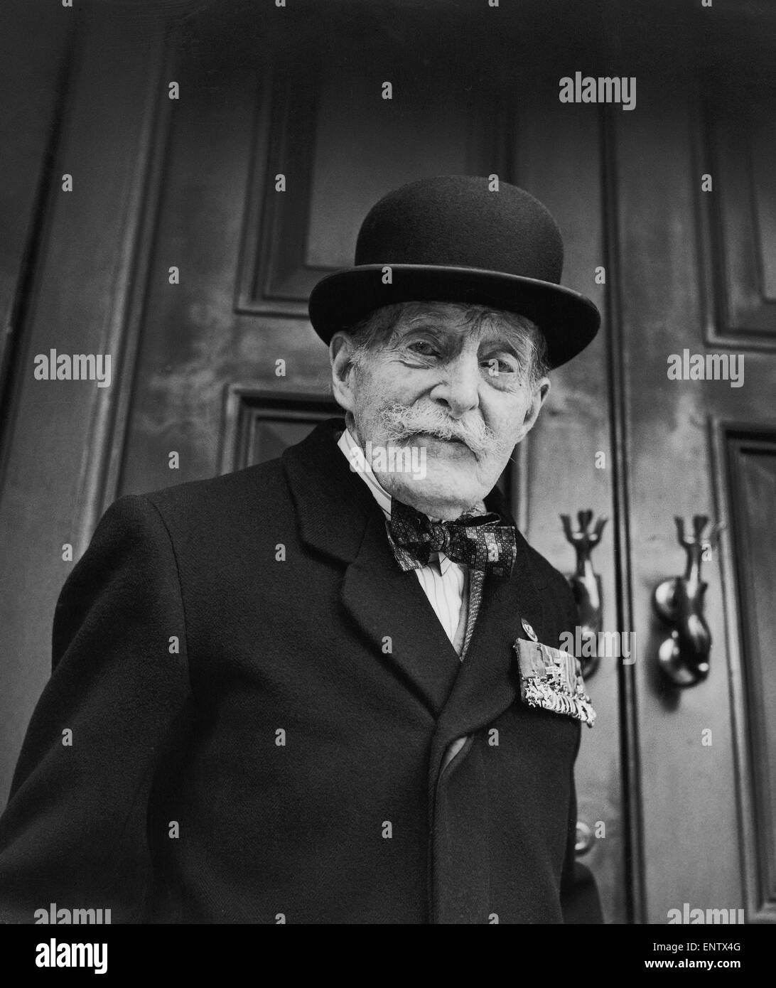 Ninety three year old General Sir Ian Hamilton returns to his London home following his participation in the march from Horseguards Parade to Westminster Abbey for a Church parade organised by the South African War Veterans Association. Circa June 1946. Stock Photo
