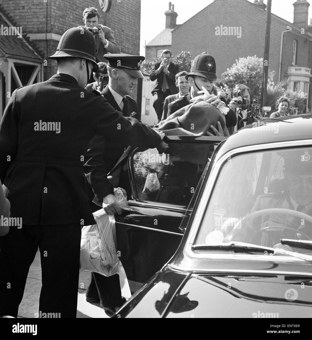 Thomas Wisbey, Great Train Robber, is escorted from Linslade Court by police officers, 12th September 1963. In 1965 Thomas Wisbey was jailed for 30 years for his part in the great £2,750,000 raid. Wisbey, who was paroled in 1976. Stock Photo