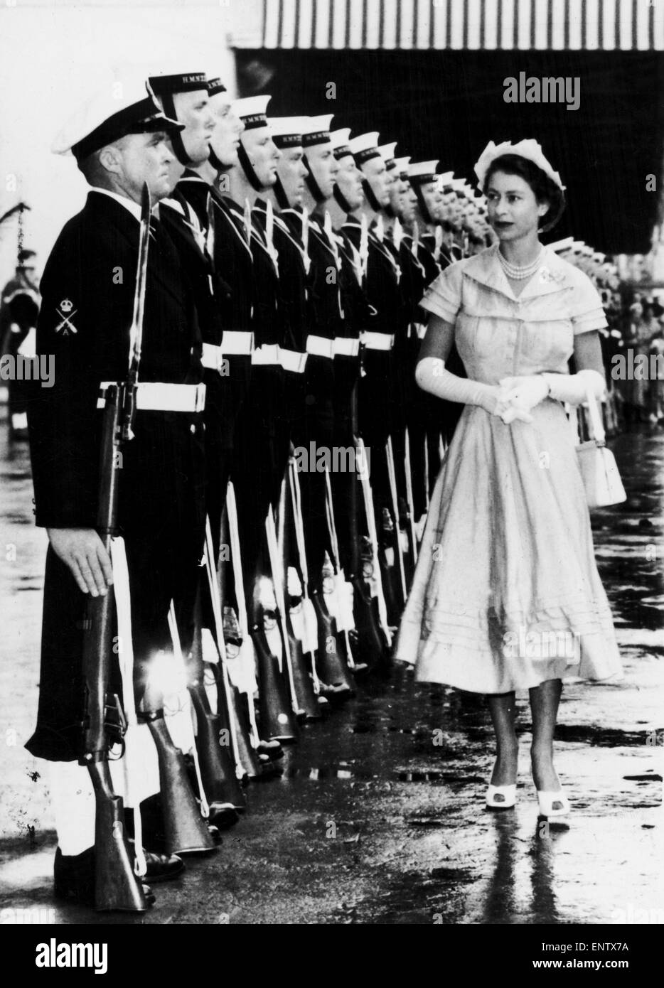 The Queen inspects a Naval guard of honour at Auckland , New Zealand. 28th December 1953. Stock Photo