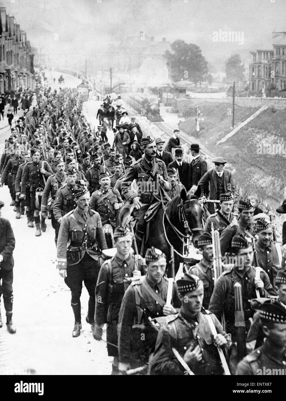 The Gordon Highlanders seen here shortly after disembarking from at a train at an un-named South Coast station marching to the harbour to embark for their channel crossing to France and then onwards to the Western Front. Circa September 1914 Stock Photo