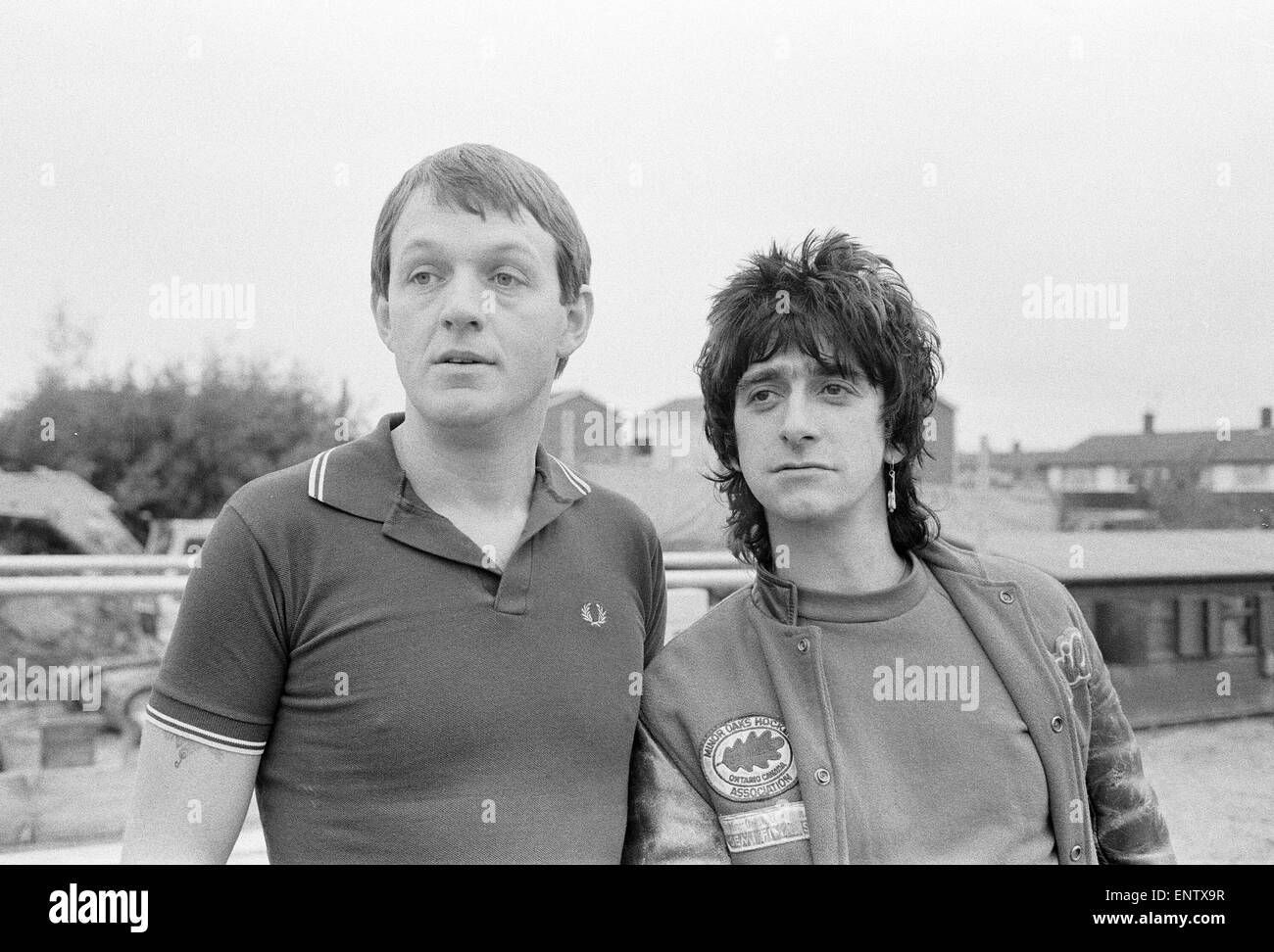 Gary Holton Actor Auf Wiedersehen Pet, television programme, being filmed at Central TV's Elstree Studios, October 1982. The comedy series is about a team of British bricklayers working in Germany. Pictured: Kevin Whately and Gary Holton. Stock Photo