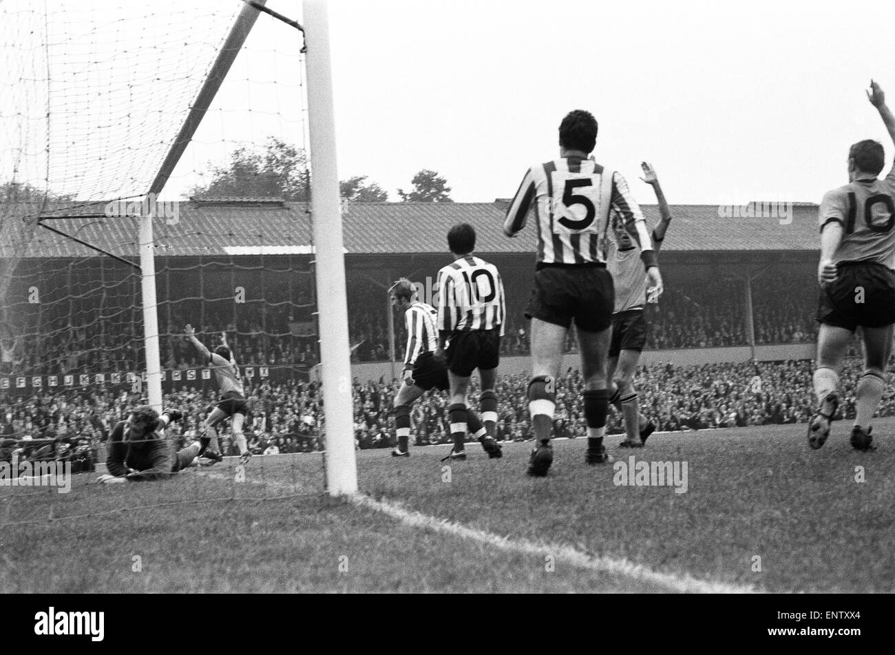 Wolverhampton Wanderers vs. Southampton Peter Knowles. 14 August 1969