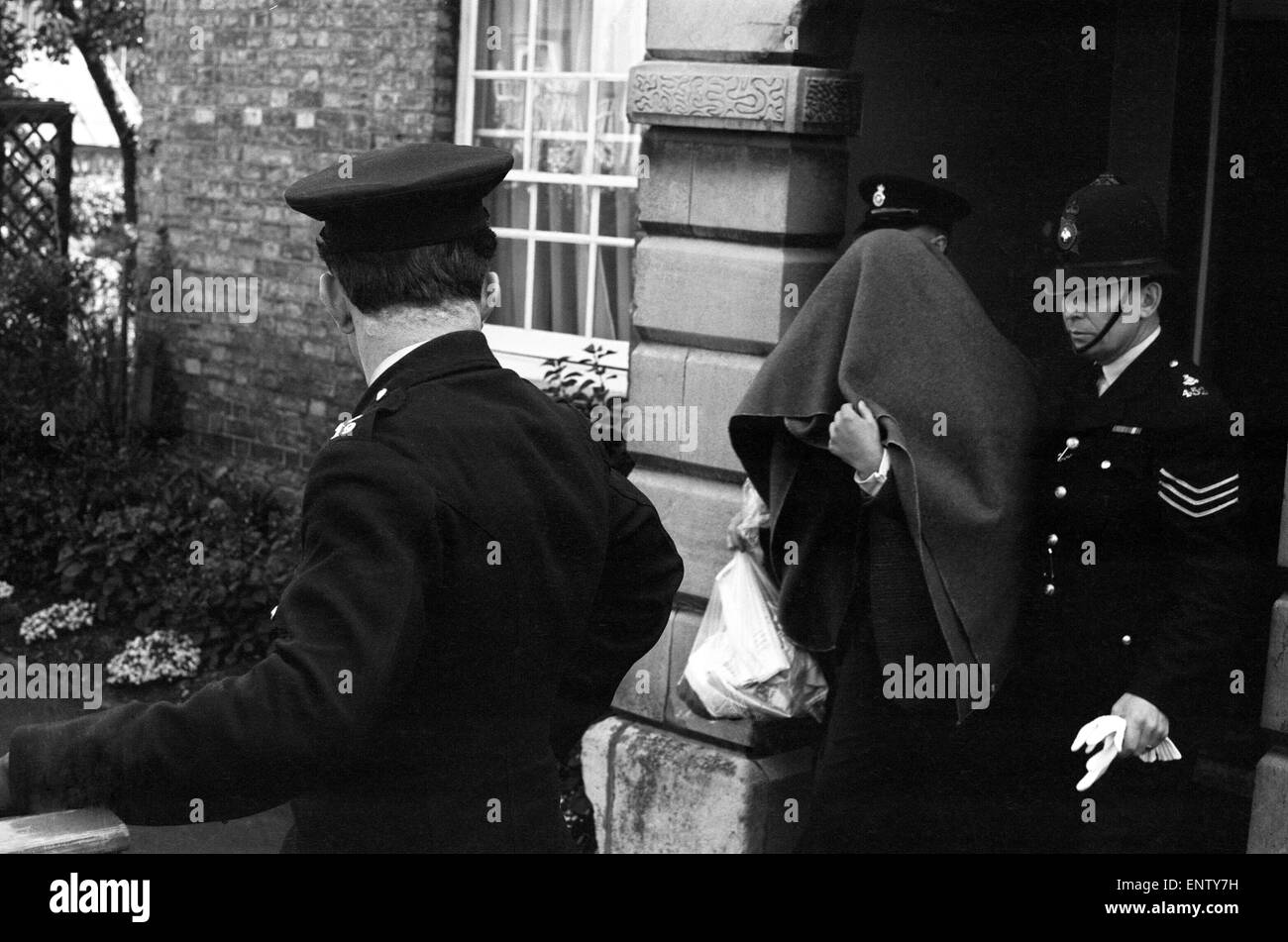 Thomas Wisbey, Great Train Robber, is escorted from Linslade Court by police officers, 12th September 1963. In 1965 Thomas Wisbey was jailed for 30 years for his part in the great £2,750,000 raid. Wisbey, who was paroled in 1976. Stock Photo