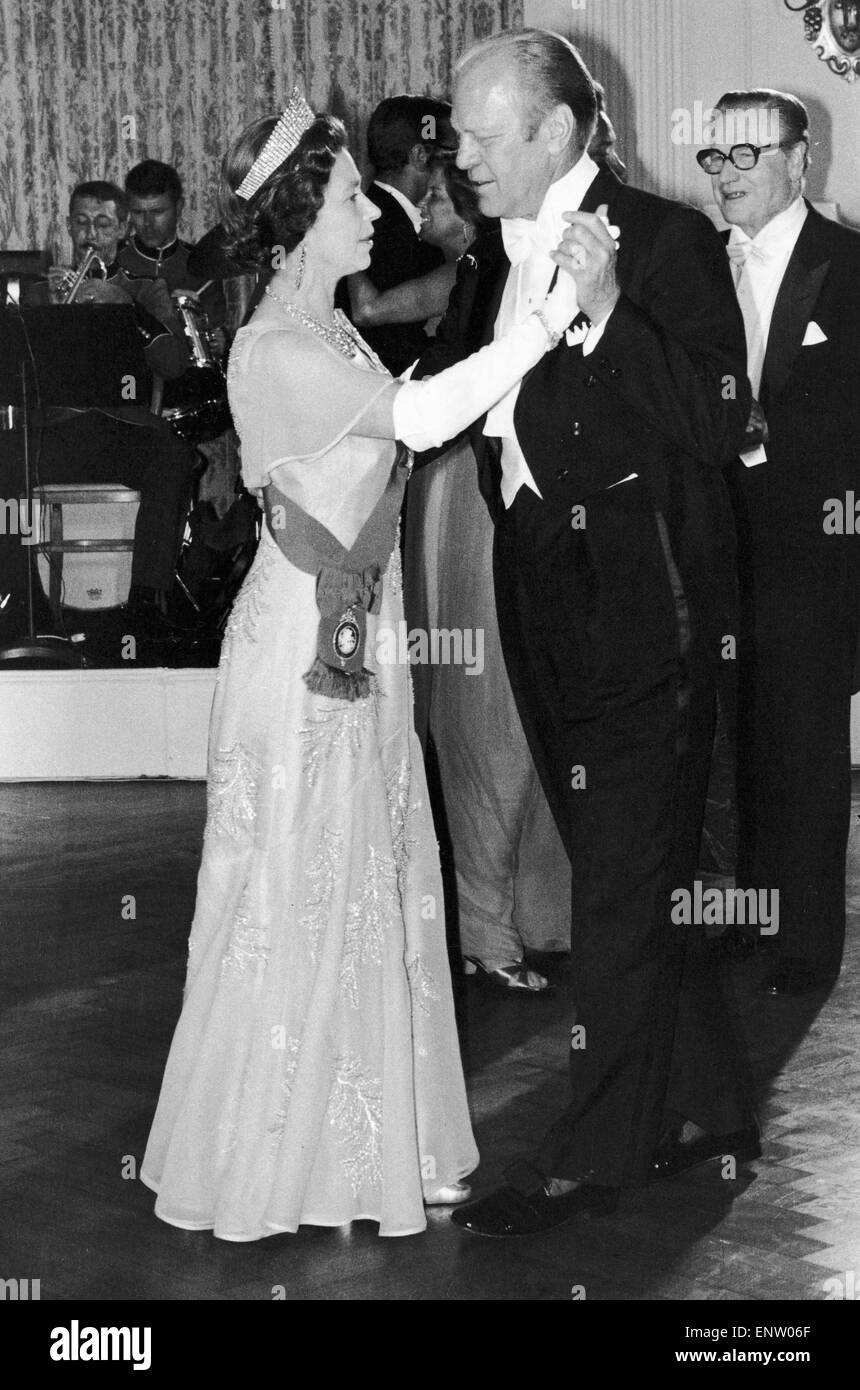 Queen Elizabeth II dancing with President Gerald Ford after a White House Banquet. Silver Jubilee. January 1977. Stock Photo