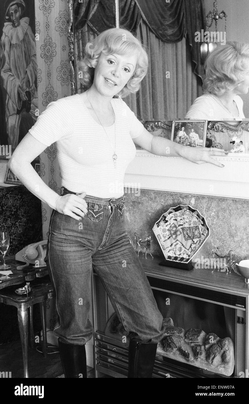 Singer Kathy Kirby relaxes at home, 4th February 1978 Stock Photo Alamy