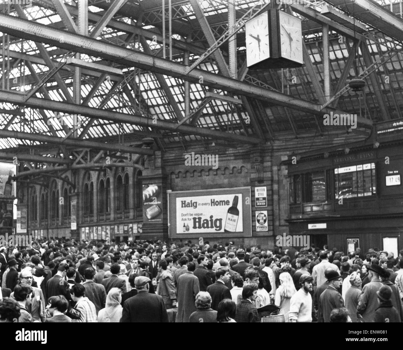 Concourse at glasgow central station Black and White Stock Photos