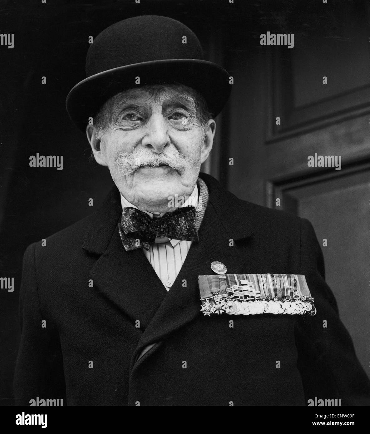 Ninety three year old General Sir Ian Hamilton returns to his London home following his participation in the march from Horseguards Parade to Westminster Abbey for a Church parade organised by the South African War Veterans Association. Circa June 1946. Stock Photo